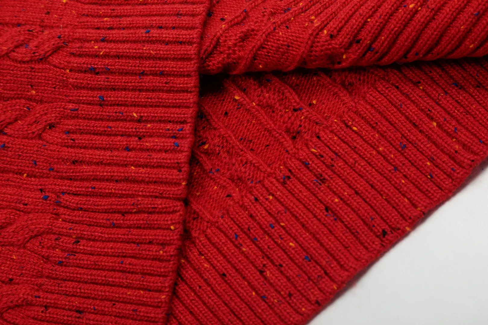 P250 Top quality" Style number: DS038# [Ralph Lauren wool blended pony embroidered logo twist knitted half-zip sweater] ✅Ralph Lauren gradient multi-color dot versatile couple style knitted half-zip pullover sweater ✅15% merino cotton wool 85% wool blended custom laser buttons ✅ZP quality 1:1 pattern making Scan the code to enter the GF website Counter quality ✅Details and quality are the only one in Guangzhou. Imported quality wool, focusing on high-end, cost-effective. Needless to say good quality. ✅Restore the original version. The maximum size can be worn up to 160 pounds. Loose, comfortable and stress-free. ✅Zip down the lapel. Pull up the zipper to the half turtleneck. Easy to wear with any style. Christmas red